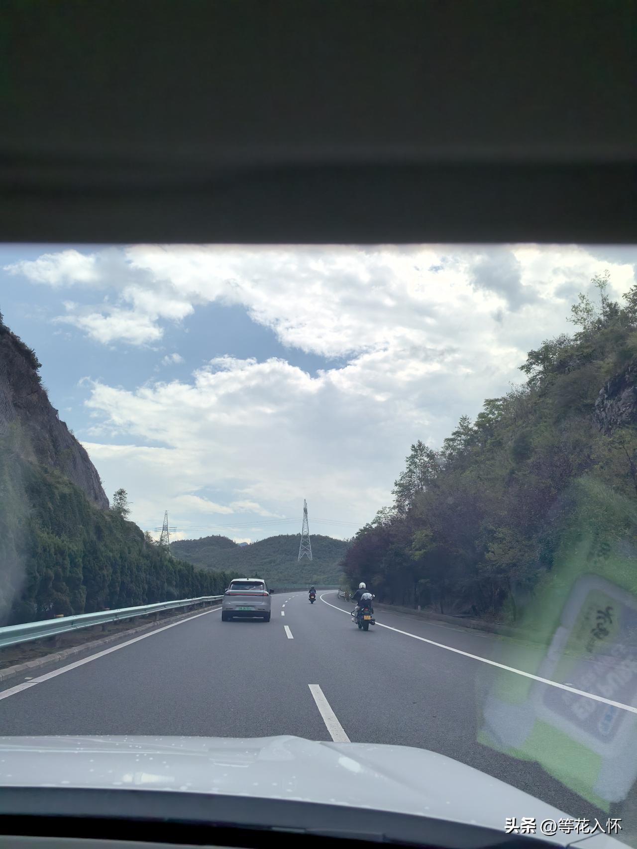 问一下，摩托车可以上高速公路吗？
这次在贵州玩，自驾行，基本上在高速公路上都能看