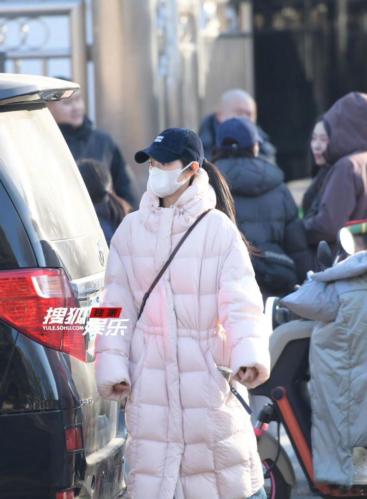 央视马年春晚第三次联排春晚马年春晚三排现场，刘浩存清新亮相，新生代艺人加盟让春晚