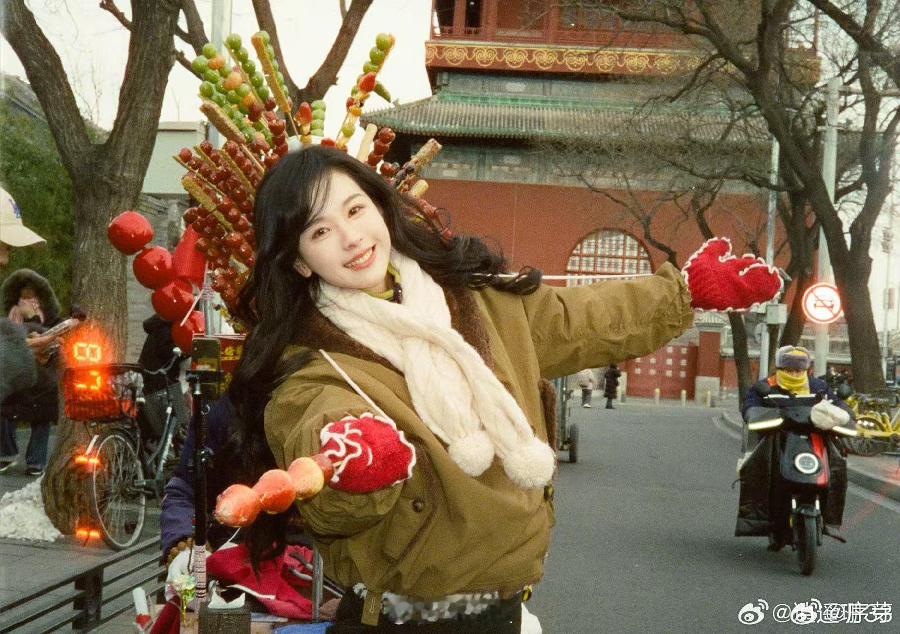 第一次见这样的陈都灵 陈都灵这组造型真的刷新印象，褪去清冷感，化身甜系学姐，糖葫