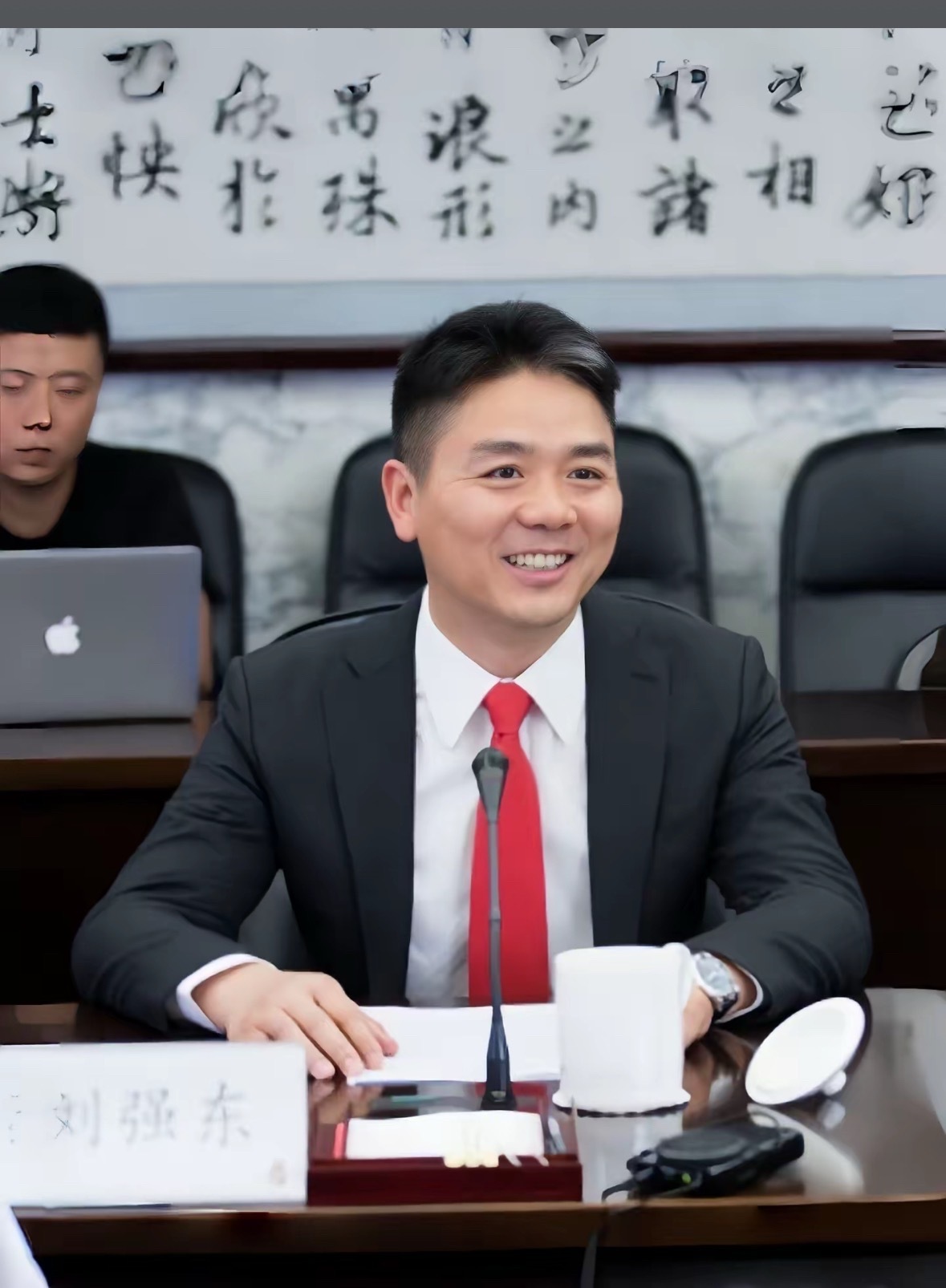 “一周工作一天”的争议核心，莫过于“人该何去何从”。刘强东称未来员工或一周工作一