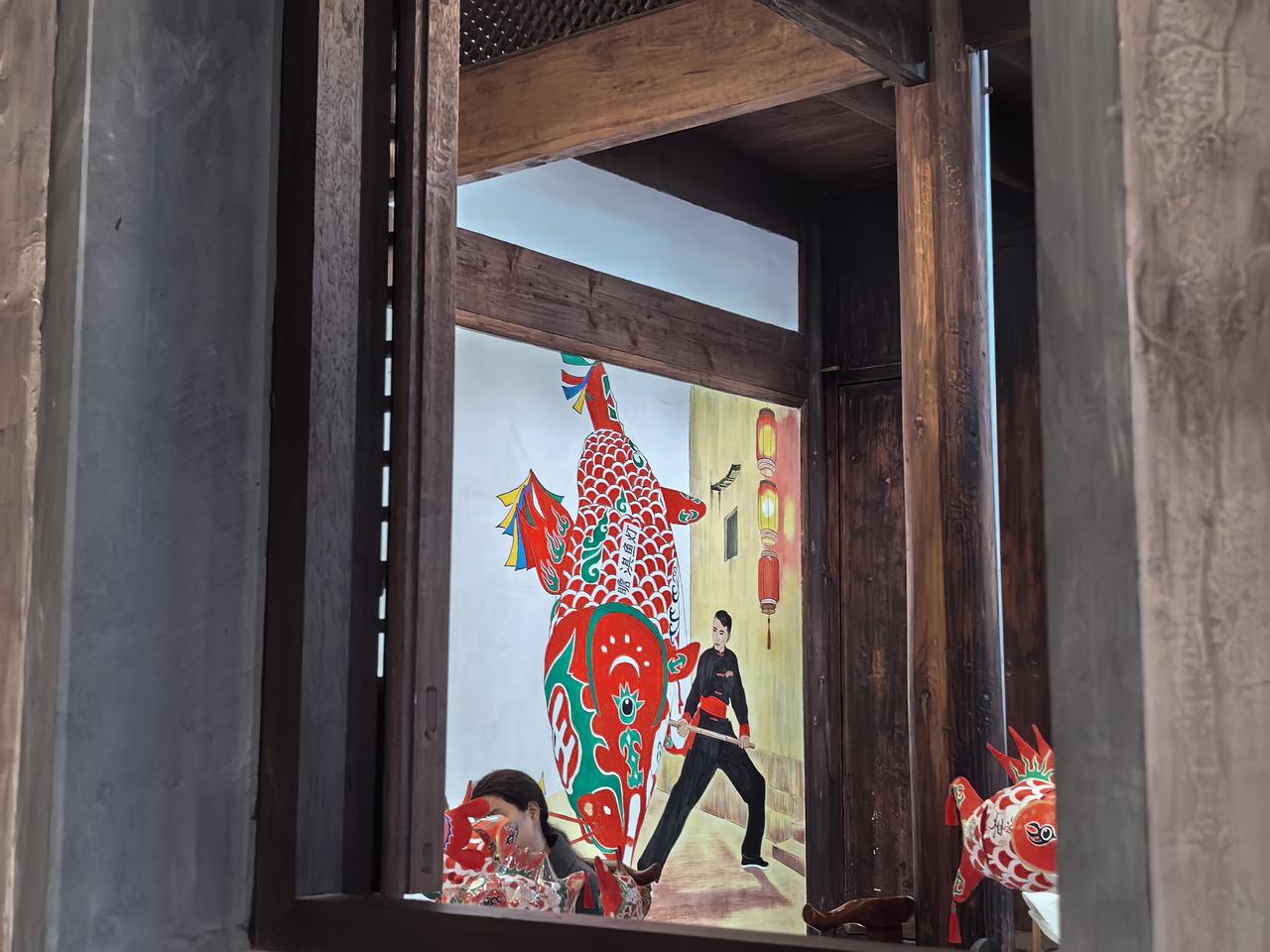 五律·观瞻淇鱼灯
鱼灯嬉夜色，街巷沐春风。
古艺入非遗，芳名动皖中。
游人纷若织