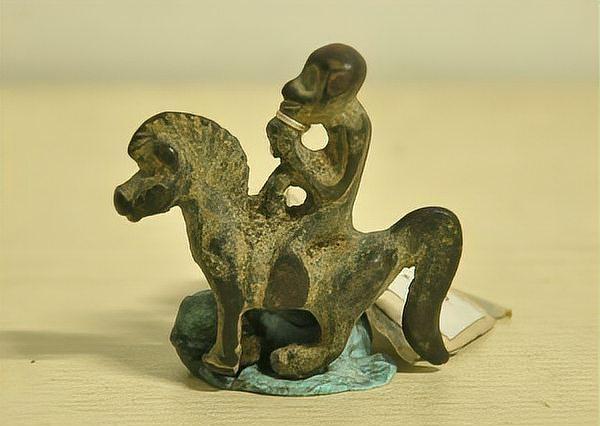 《诗经·小雅·角弓》有言：“毋教猱升木。”历代注家多将其释为“劝诫勿教”之意，用