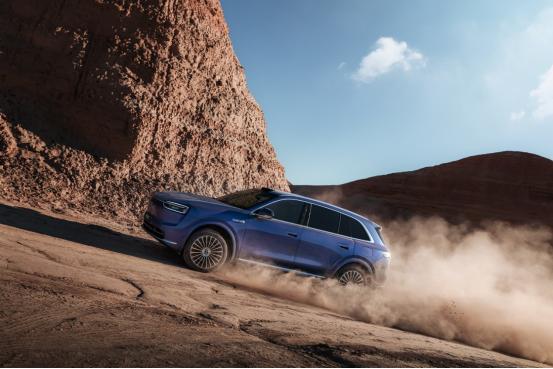 春天一到，就想开车逛公园、咖啡馆。以前最头疼找车位、掉头费劲，自从换上问界M7，