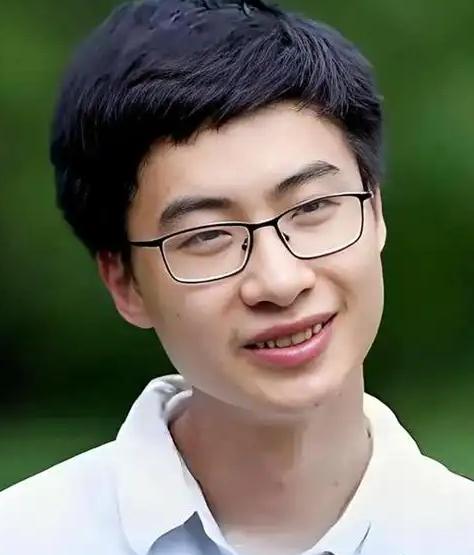 美国关税打压之时，中国又出现了位厉害人物！他就是当年被清华校长亲自上门拜访，如今