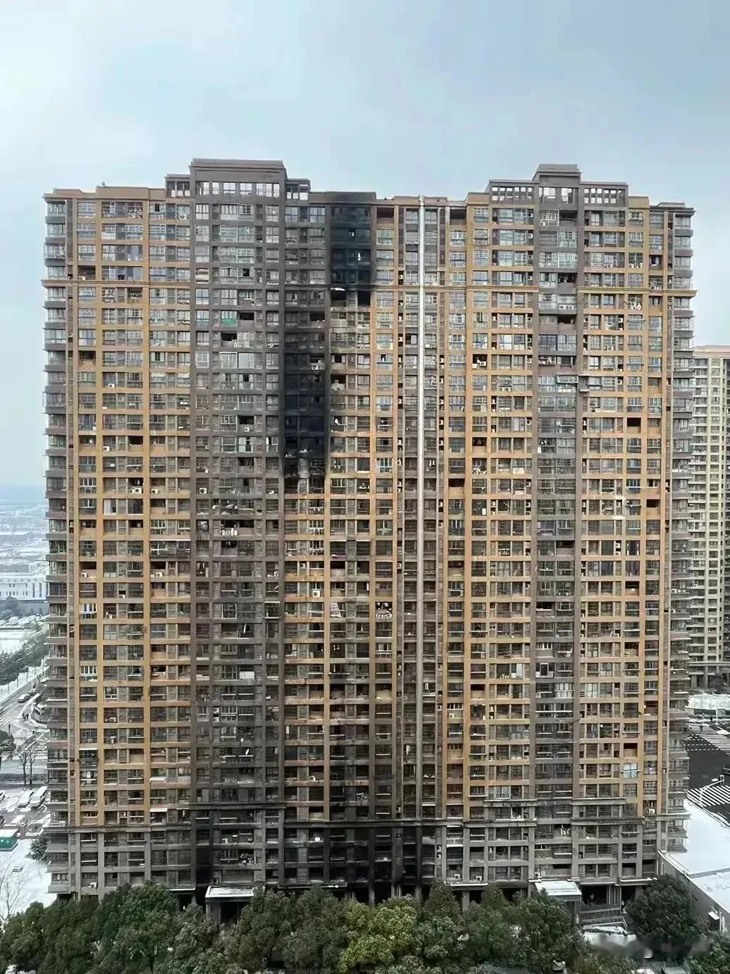 南京火灾那栋楼，价值近5个亿，这损失谁来扛？个人？物业？还是开发商？


别猜了