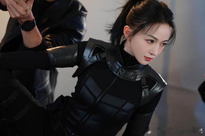 吴谨言 那是别的价钱吴谨言这幽默感绝了！粉丝讨照还谈 “价钱”，又萌又飒，腹肌照