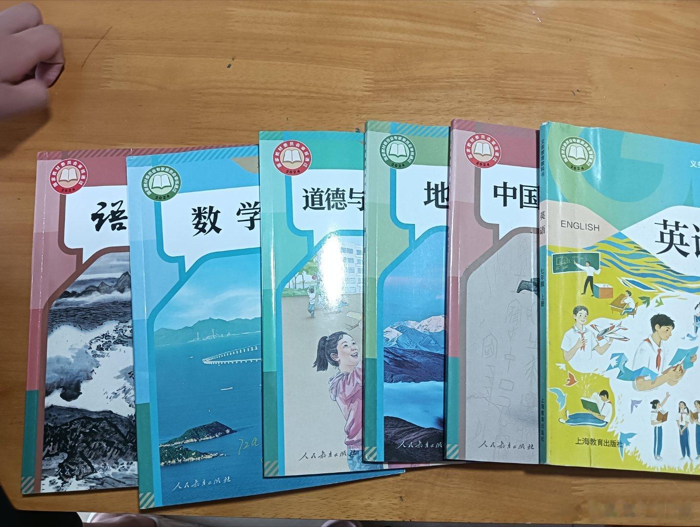 大宝初一的书都借回来了，这个暑假先学！从今天开始到八月底两个半月的假期有的忙了！