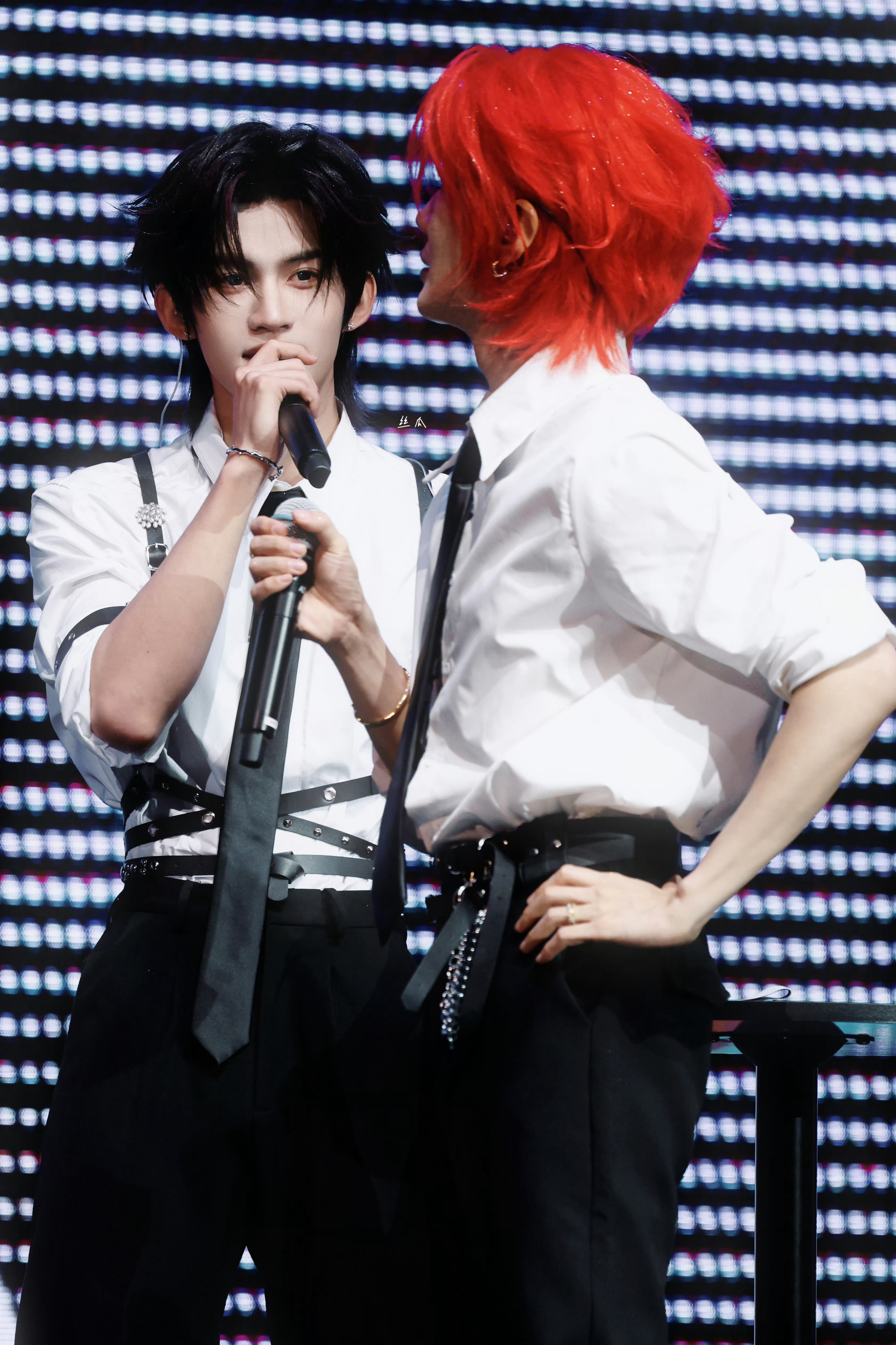 云旗郝熠然演唱会 云旗与郝熠然同台开唱，用实力演绎多首热门曲目，舞台细节满满，纸