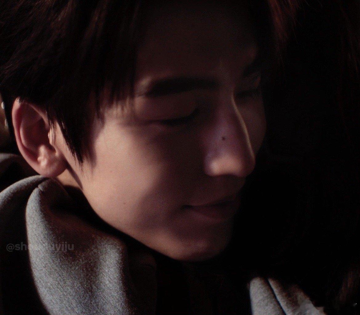 #张凌赫贺聪七夕大片#张凌赫果然是掌管氛围感的神，对于此次时尚大片来说也是特别的