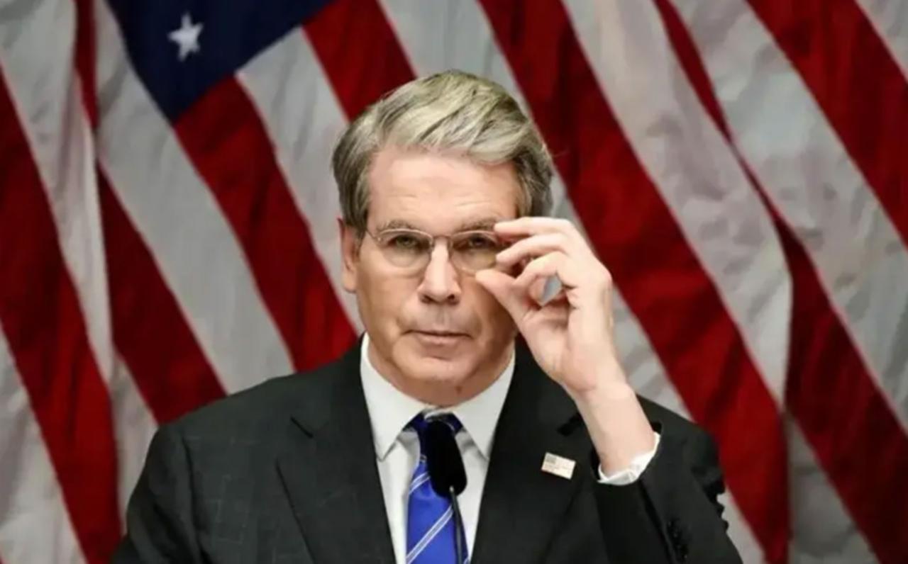 美国财长贝森特公开声称，世界没法承受一个贸易顺差达到一万亿美元的中国。
 
这话