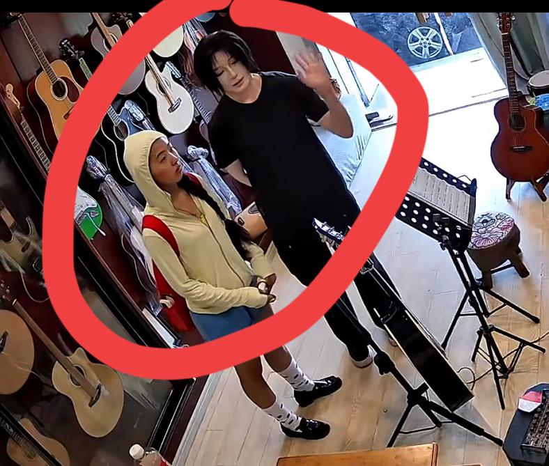 江西南昌一琴行老板遇到的奇葩事，两小仙女借吉他拍照，结果连人带琴都消失了，老板不