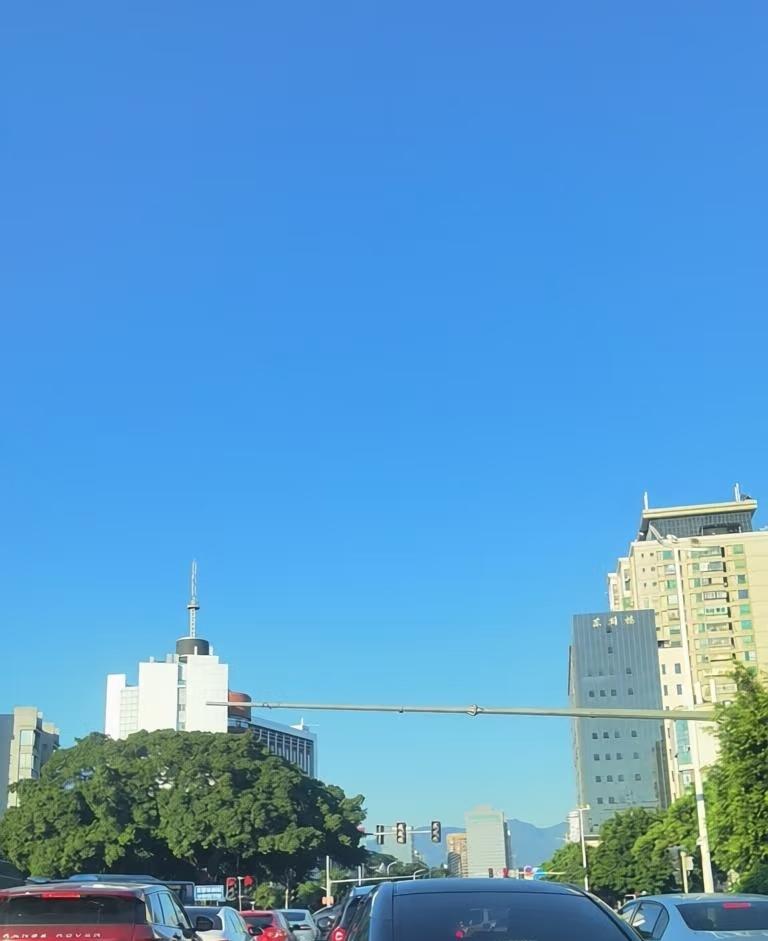 奉劝大家一句，
这几天在福建，
能不出门就尽量别出门。

不仅高温持续，
台风也