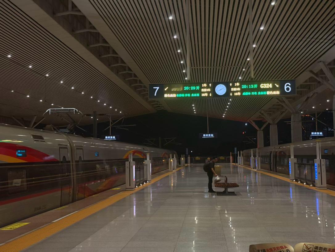 终于到了郑州了，3天三座城市，快累趴了。[泪奔]  ​​​
