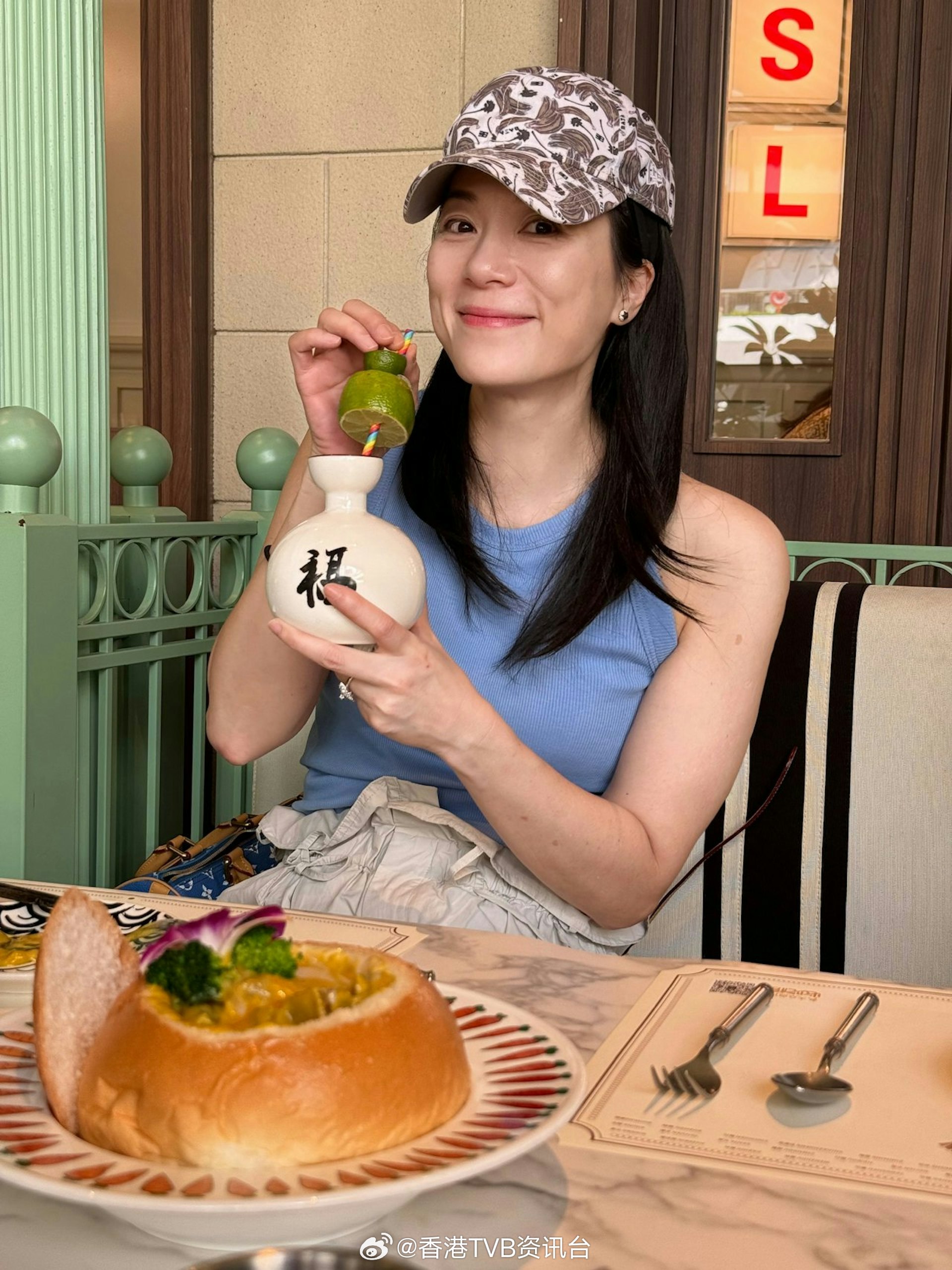 张可颐现身艺术展生图气质优雅获赞星味浓！袁咏仪素颜尽显自信现年57岁的张可颐（M