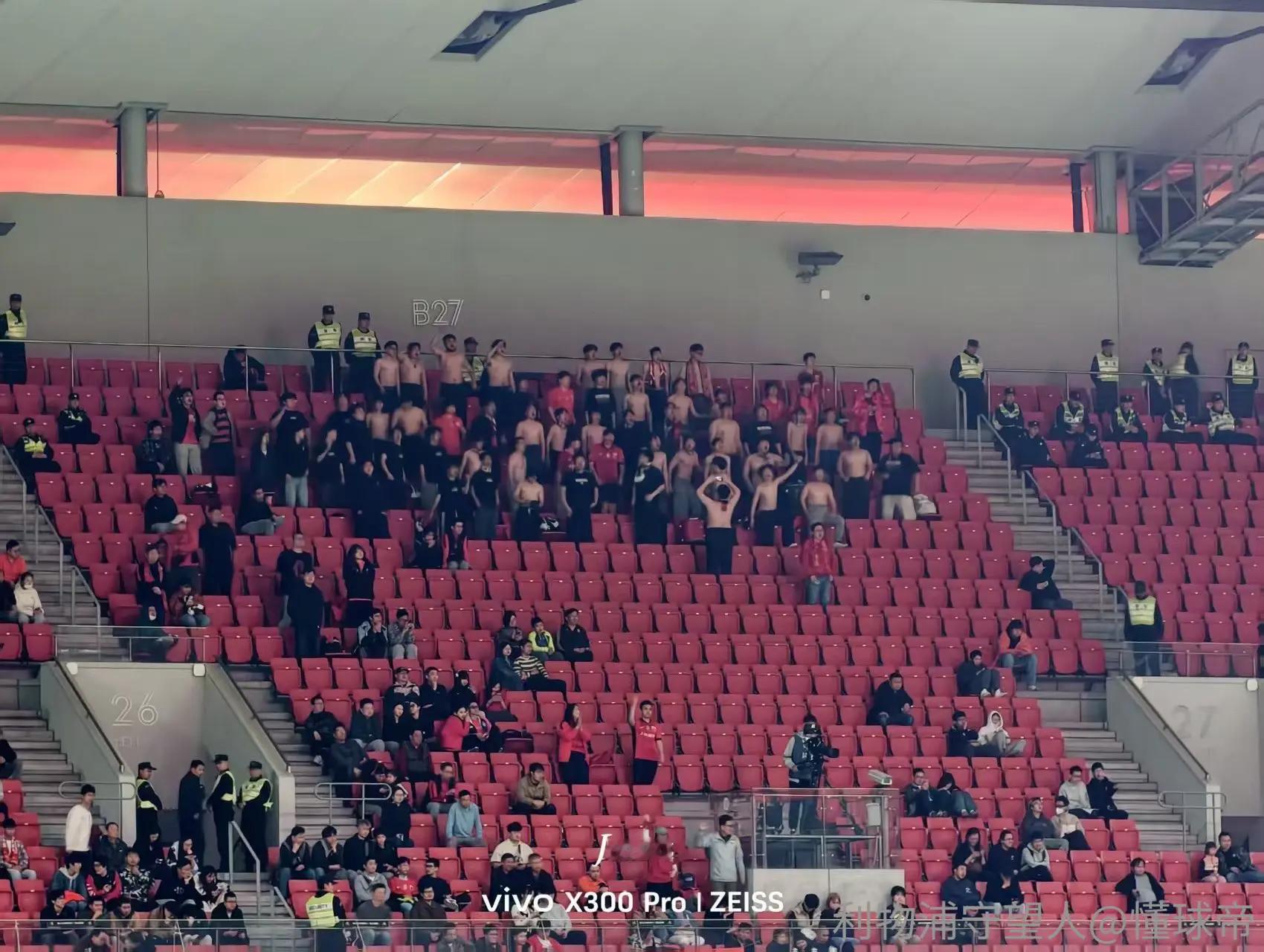 关于这场比赛，还有几个点值得我们回味：赛前热身颜骏凌突发伤情，两根手指错位脱臼，