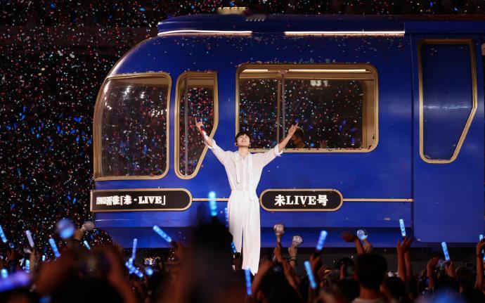 张杰未live杭州站收官 我说杭州粉丝也太有福了吧！新歌首唱就算了，还有裸眼 3