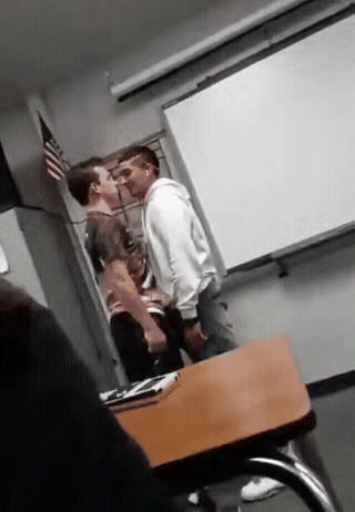 教室打架不奇怪，有没有人和我一样，是被他们还在用的手机震惊到了。