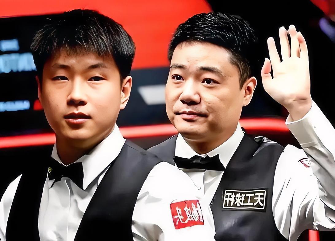 中国斯诺克德比来了！丁俊晖赵心童会师！

恭喜丁主任顺利晋级，与赵心童成功会师！