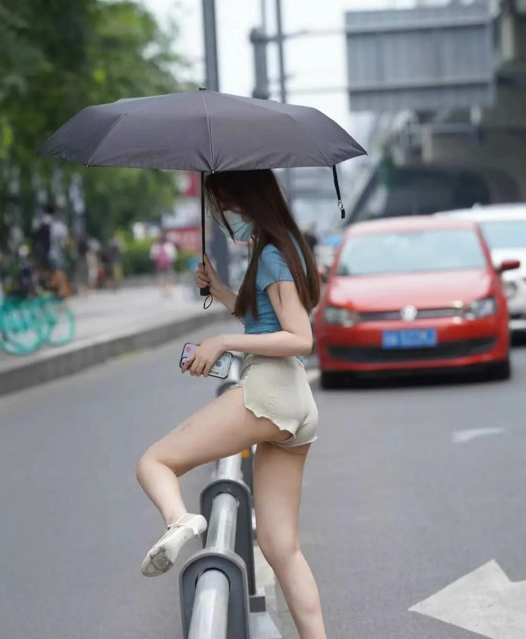 腿长就是好，能轻松的跨栏