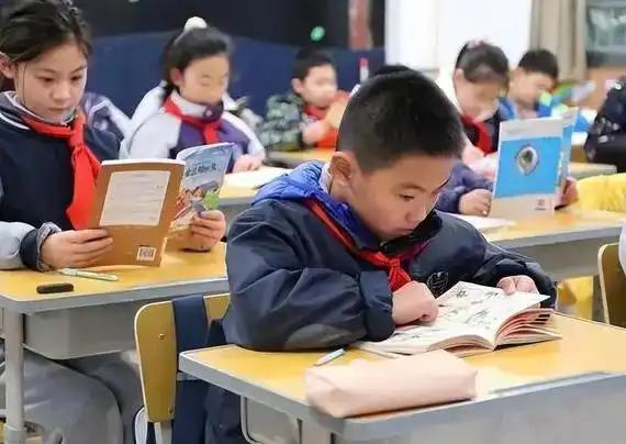 我记得我还很小的时候，有一个费用叫教育附加费，
这个费用在我上初中之后，就没有再