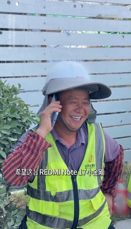 吴克群给西安00后工地女孩送手机工地女孩每天顶着太阳、风吹日晒，在钢筋水泥之间奔