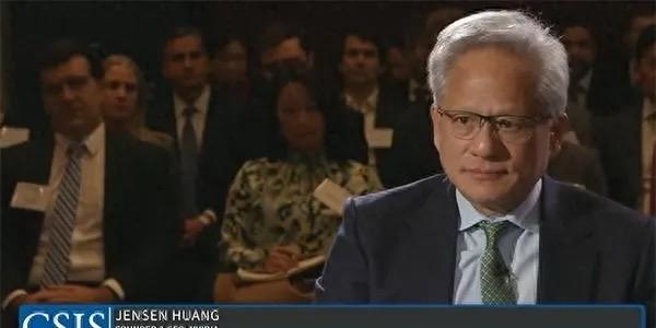 英伟达首席执行官黄仁勋近日在与美国智库负责人对话时发出警示，尽管美国当下在AI领