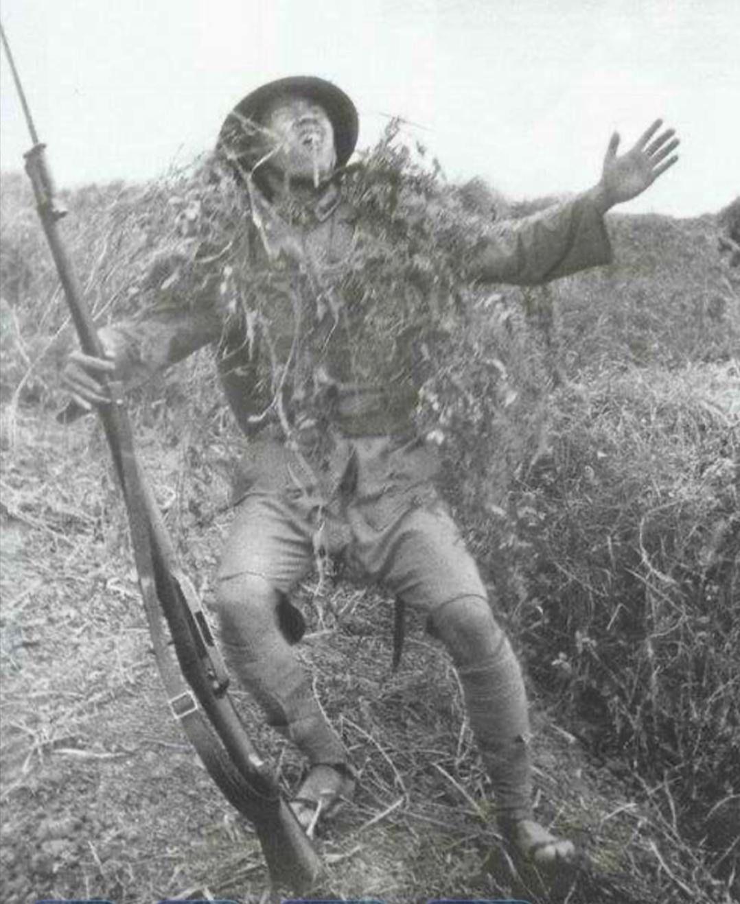 抗日战争期间，一名被日军子弹击中的中国士兵，倒下的一瞬间，也许他早就料到自己会牺