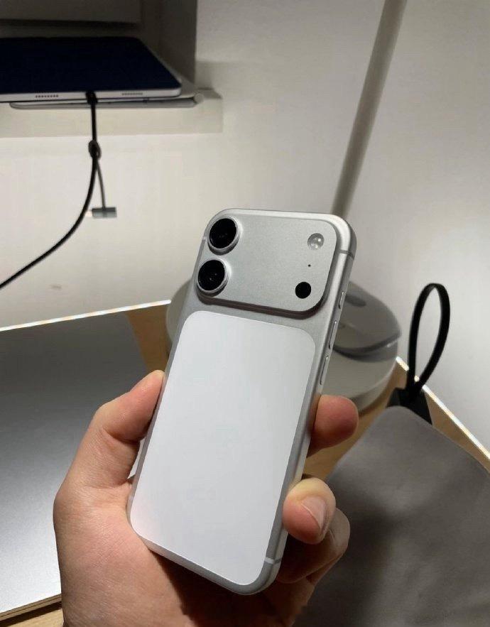 【iPhone18标准版外观曝光：向大矩阵模组 神似双摄版17 Pro】iPho