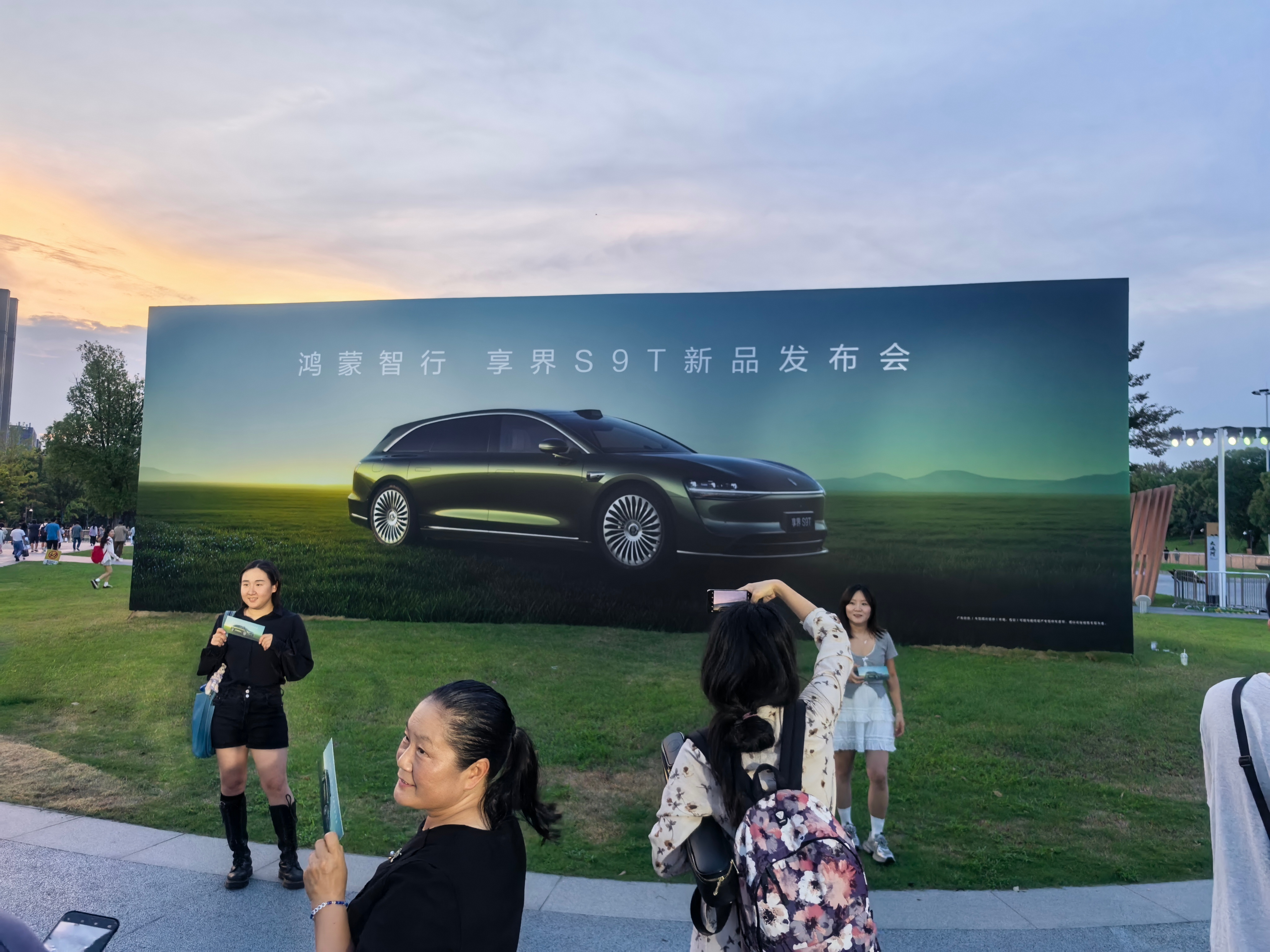什么叫做好看的旅行车，享界S9T就是了。看看今晚发布会的现场，真的好精致的布置。