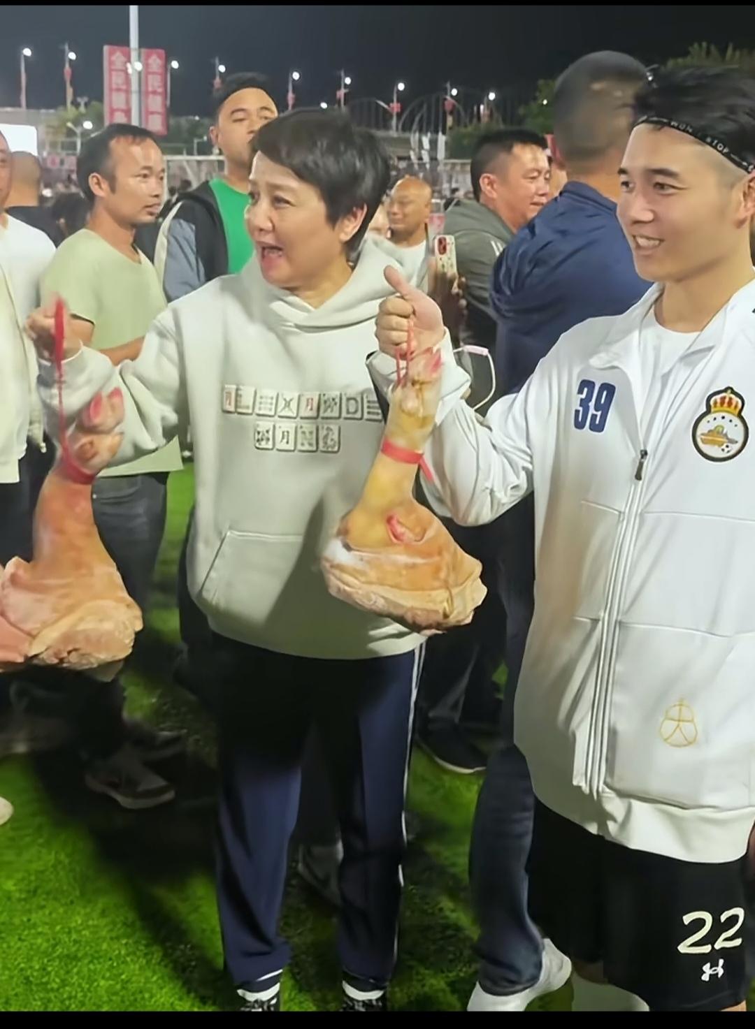 猪脚看着就有新年的气氛。