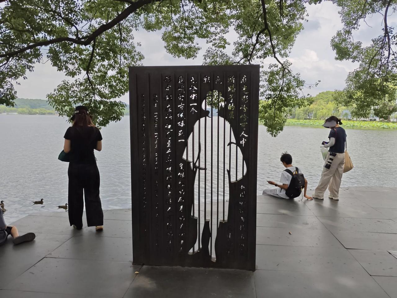 杭州西湖从古至今才子佳人多的数不胜数，与西湖美景相辅相成形成一道美丽风景线。而最