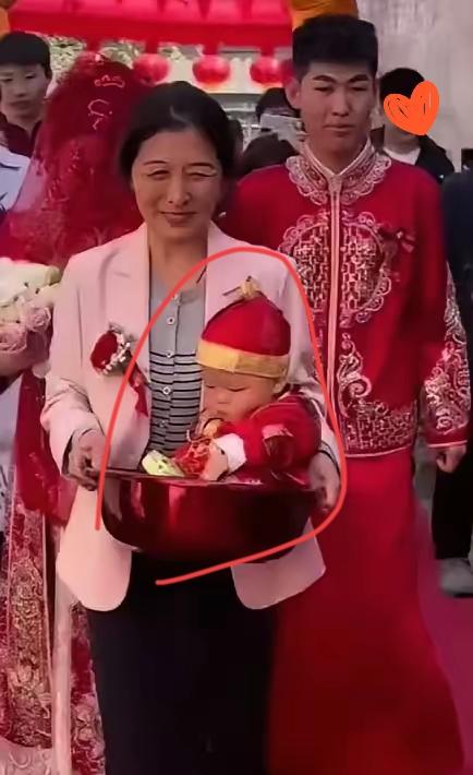 谁能想到，陕西这位新娘出嫁时，怀里还抱着刚满月的小侄子。孩子爸爸因公牺牲，妈妈没