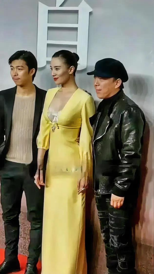 宋佳两边的男士都是实力派演员，右边是黄渤，现在已江郎才尽，左边是冉冉升起的新星阿