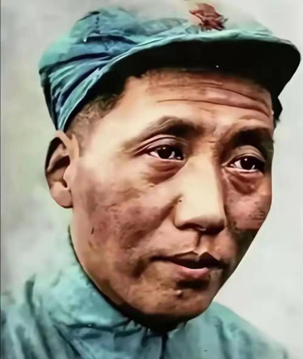 当年那段艰难岁月，伟人前路受阻，病痛日夜缠身，只能卧在担架辗转去往杭城休养。沿途