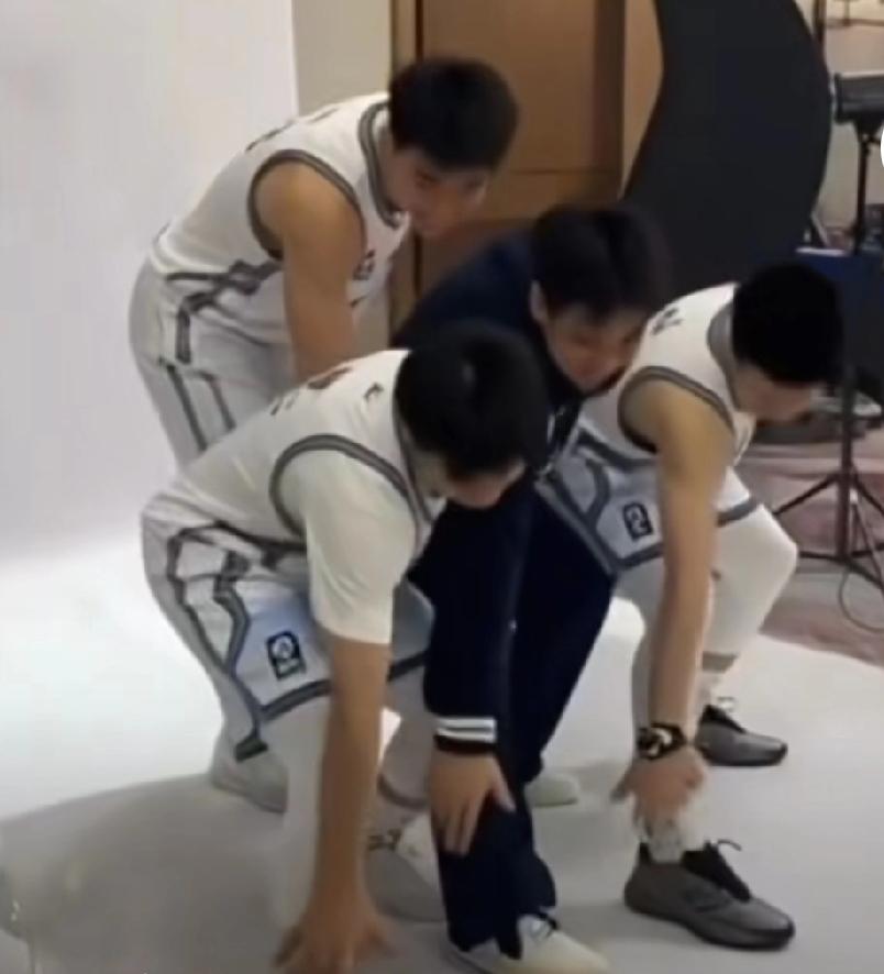 球迷恶搞广东四将合影，对方拥有其实权力，球迷恶搞要明确底线

胡明轩有工作室，赵