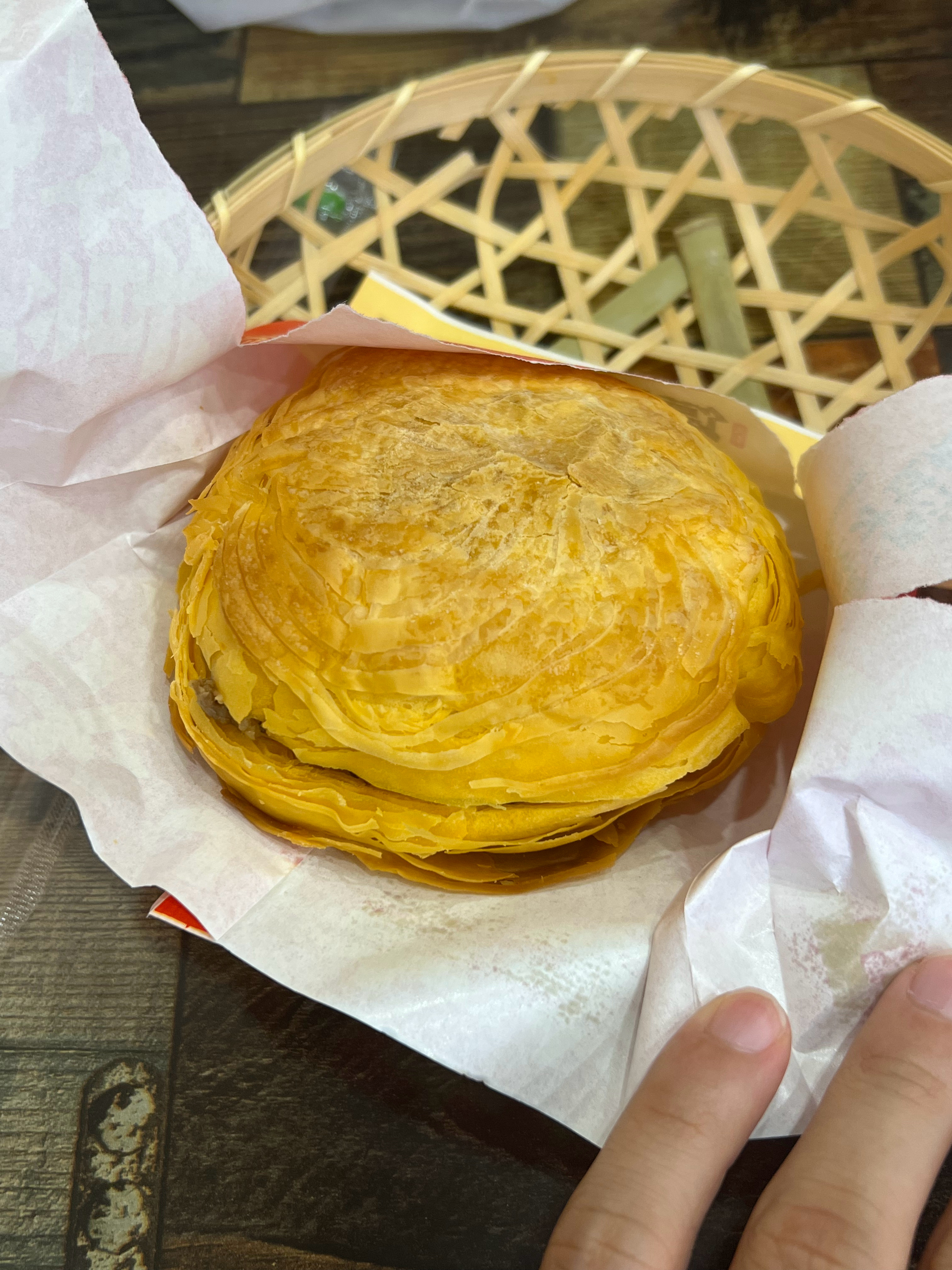 我爱吃肉夹馍但是，我爱吃的是白吉馍，现烙的，全是面香但是现在能买的的都是潼关馍，