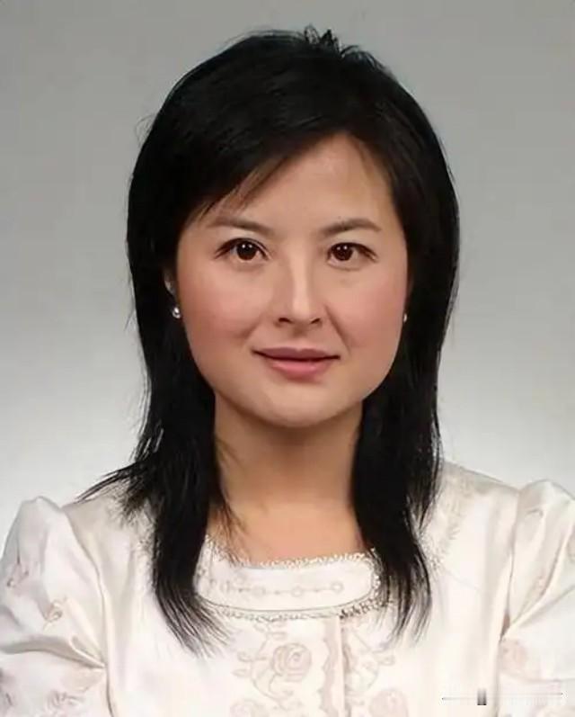 2002年，张泉灵在阿富汗十几天没洗澡，浑身酸臭难受。她实在忍受不了，便对一位阿