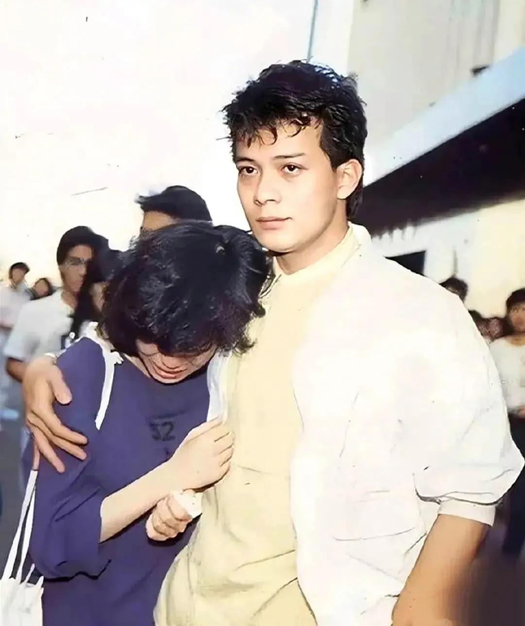 靖哥哥参加阿翁葬礼的照片，1985年只有25岁的阿翁选择结束自己年轻的生命，香消