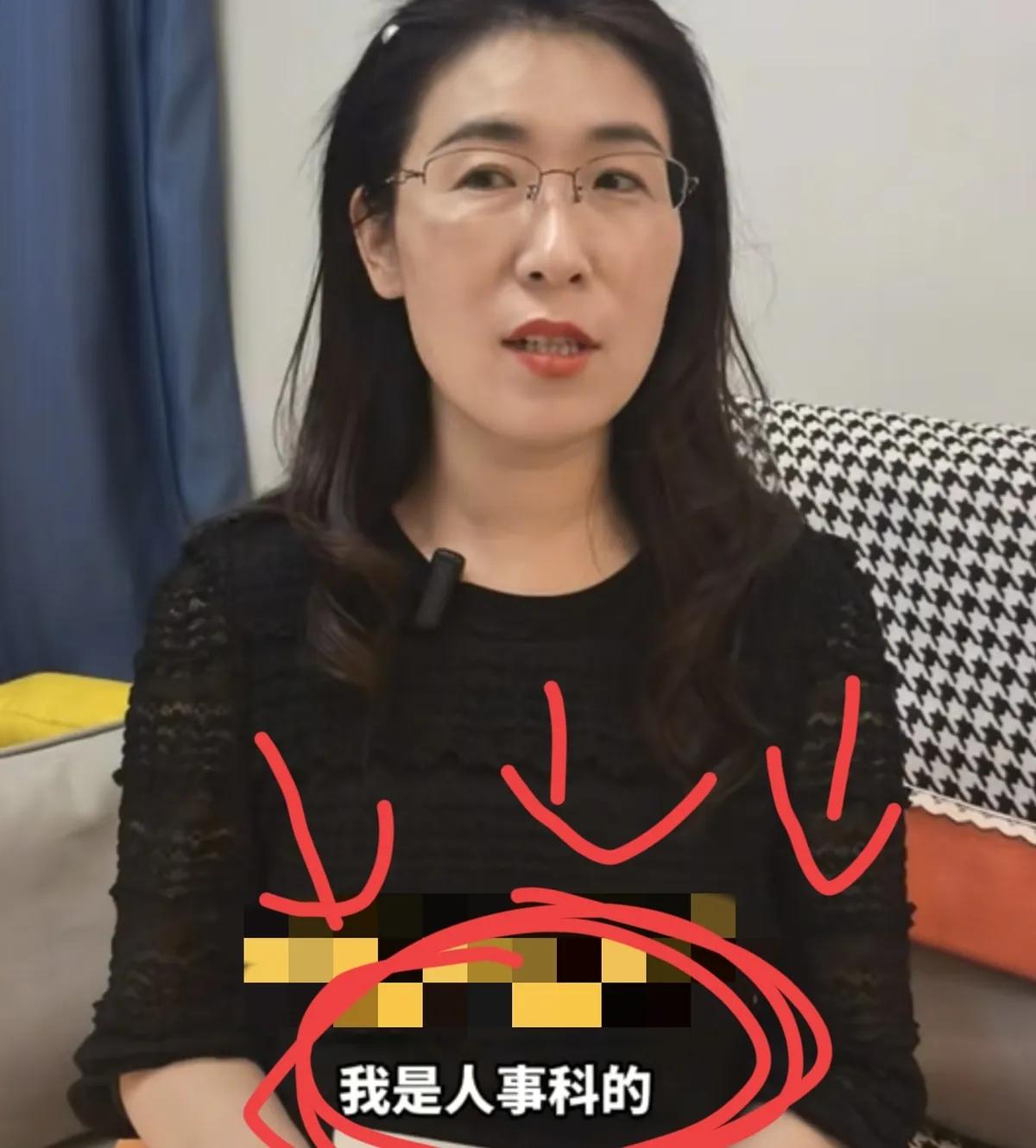 不知道大家有没有发现？
朱女士行业跨度挺大的
记得有一次朱女士在接受采访事时说: