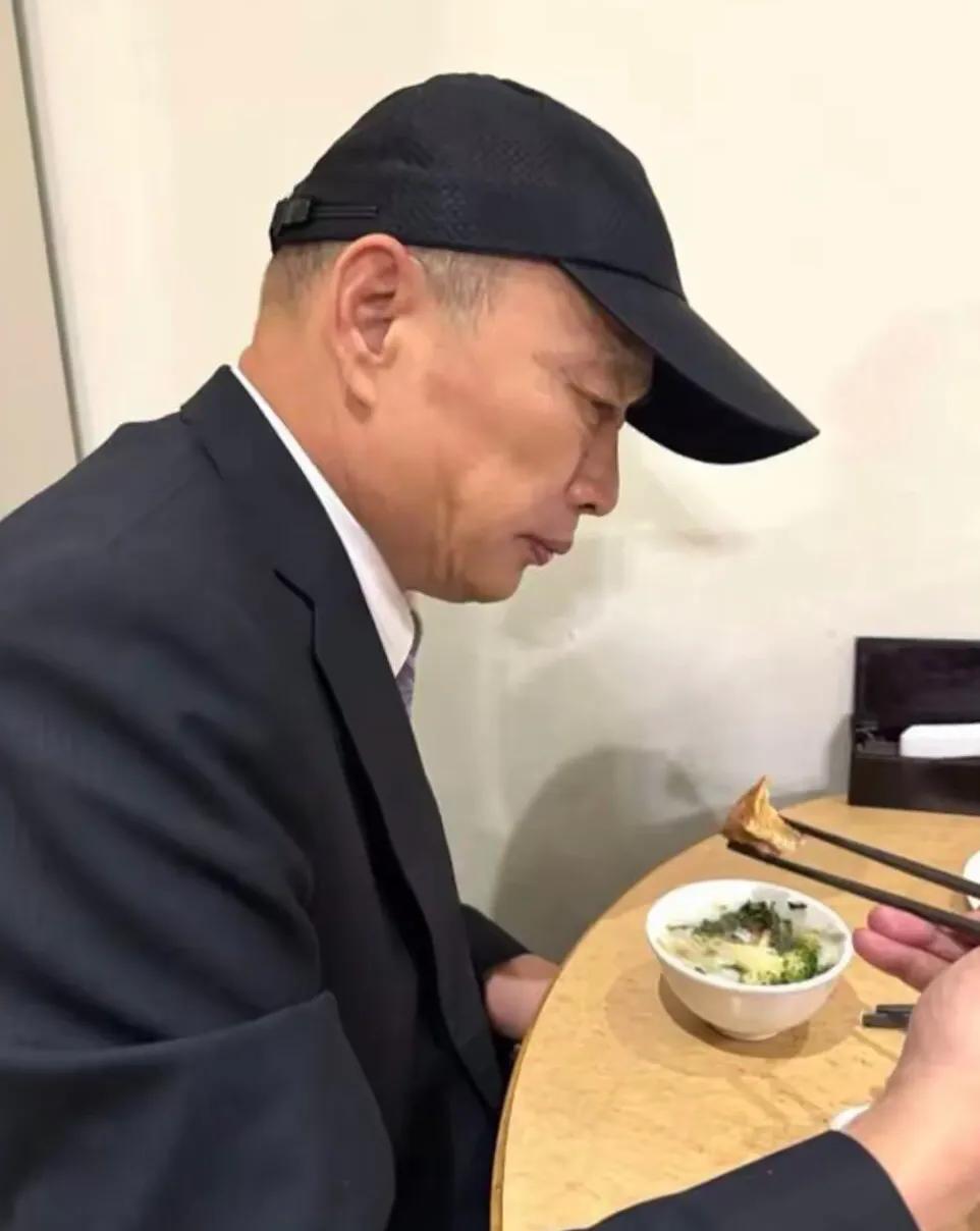 台立院表决会整天直至凌晨，立院长韩国瑜发文无奈，吃一碗稀饭战到凌晨，挺辛苦。韩国