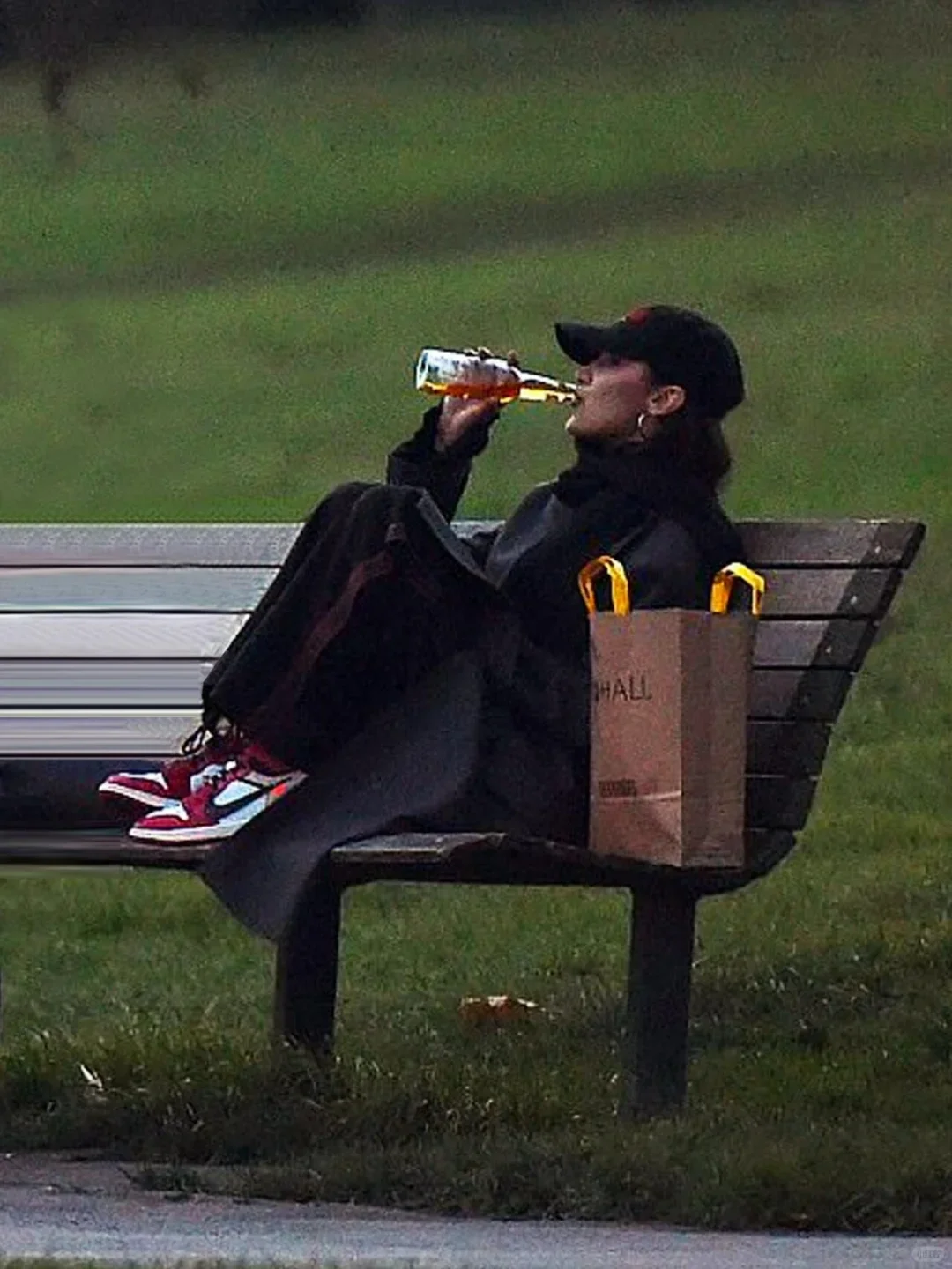 在长椅上看尽生活百态🍾 🍂