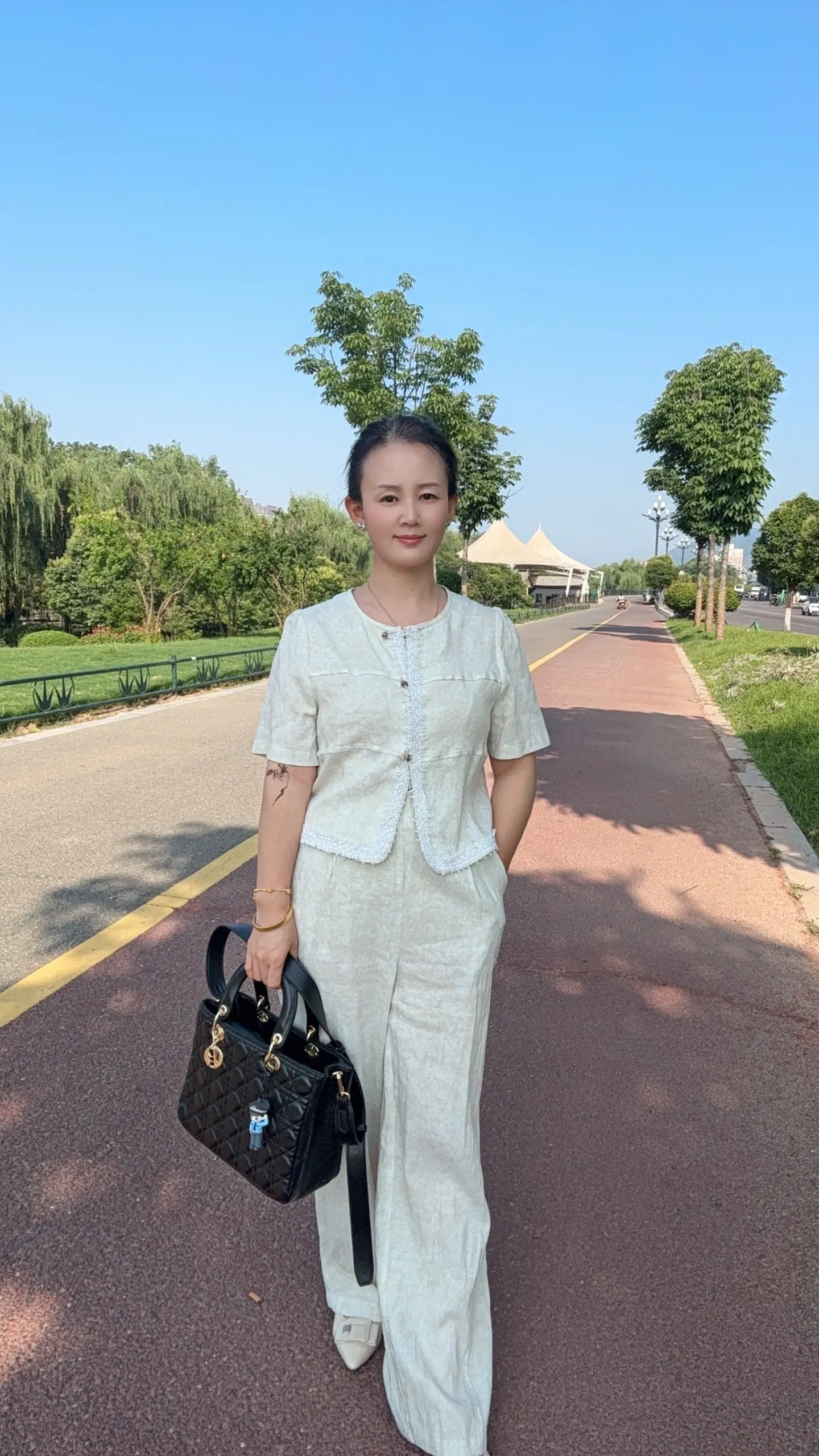 谋生很辛苦，但不谋生更苦，所谓的体面，从来都是自己挣出来的，世间所有的...