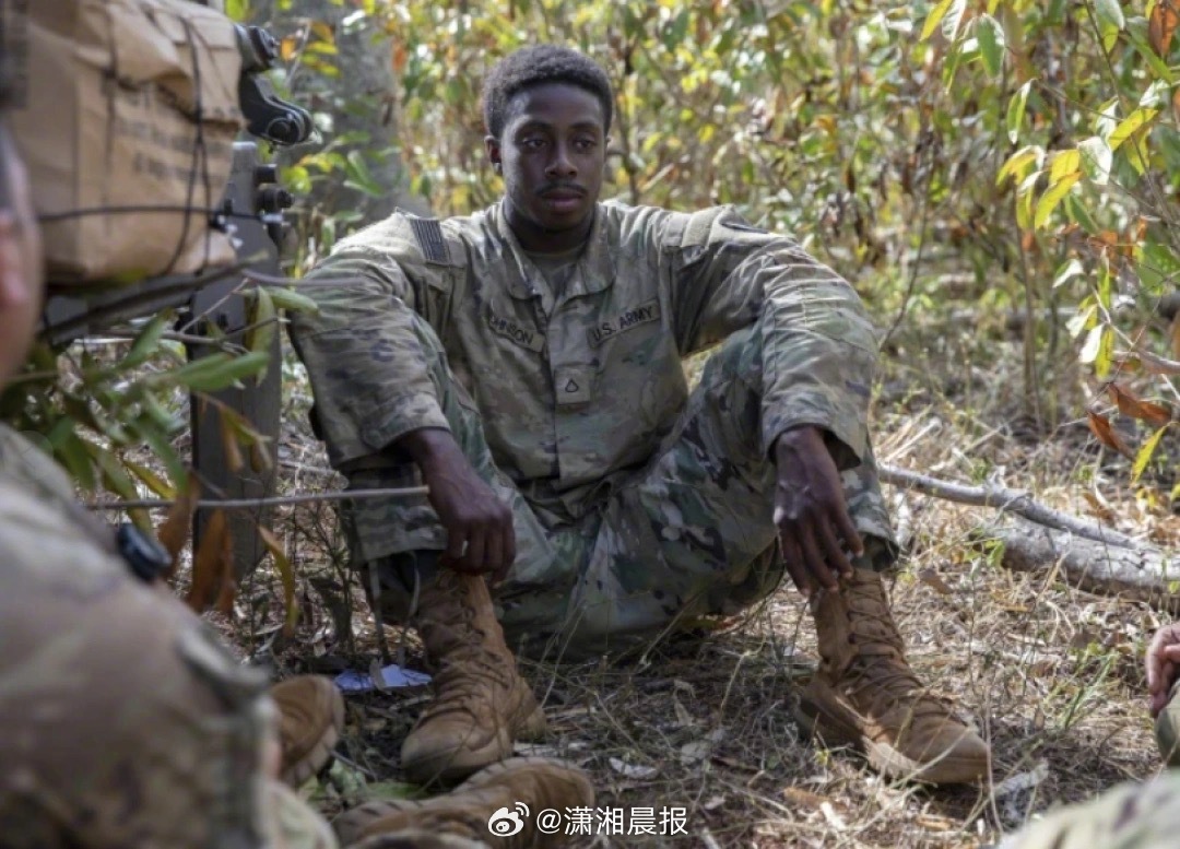 【#美国士兵用刀杀死孕妻并扔进垃圾桶#，#美国士兵杀死孕妻被判23年监禁#】当地