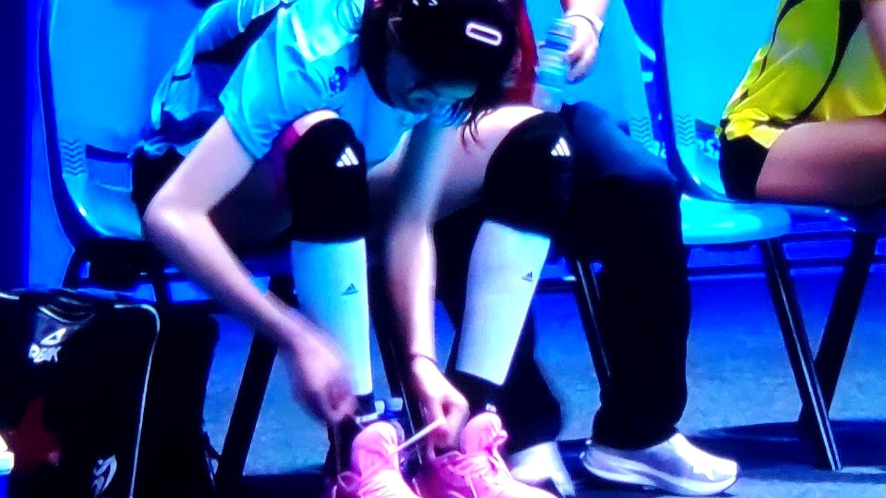 天津女排对阵河南队的比赛里，李盈莹第四局突然蹲在场边系鞋带，后来还被替换下场了。