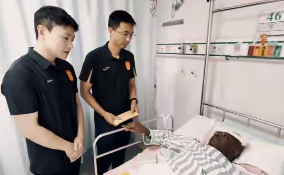 重庆铜梁龙领导来看望阿萨莫阿了，这画面非常有“中国风格”啊！可是怎么不见一个广西
