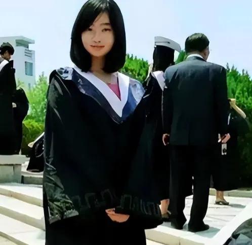 2008年，山东大学一位女学生，梦见了佛祖，佛祖亲切的说：“你是我坐下的童子，快