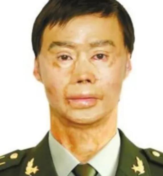 1995年，19岁战士梁强坐大巴返回部队，途中司机停下加油，梁强劝阻无果，就在这