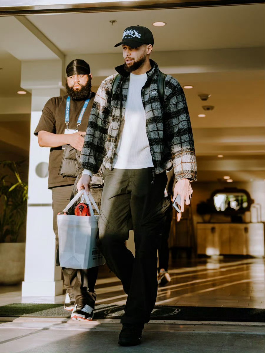 库里上脚Air Jordan 4 “Black Cat”袋子里应该就是今天要穿的