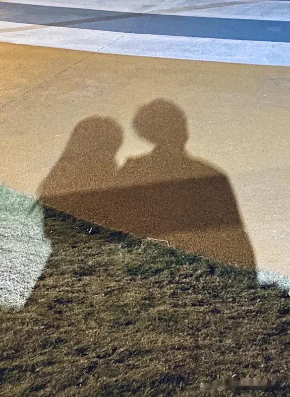 林俊杰官宣恋情 12月29日，林俊杰在社交账号晒出和女友陪妈妈庆生的合照，正式官