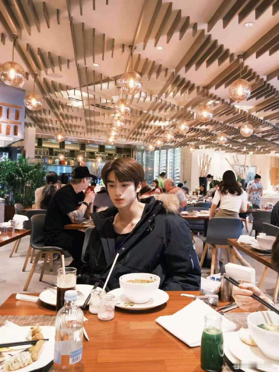 帅！张康乐起来吃个早饭但还没醒 